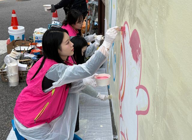 7일 서울 영등포구 대림2동 어린이집 인근 스쿨존에서 흥국생명 임직원들이 벽화그리기 봉사활동을 진행하고 있다 [사진=흥국생명]