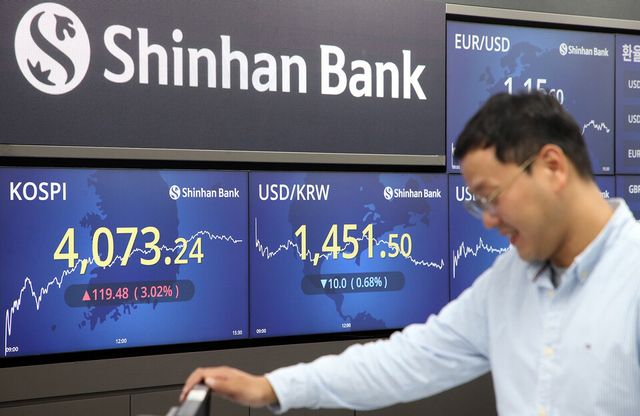 10일 정부의 배당소득 분리과세 최고세율 25% 완화 정책으로 코스피가 4000선을 돌파했다. (사진=신한은행)