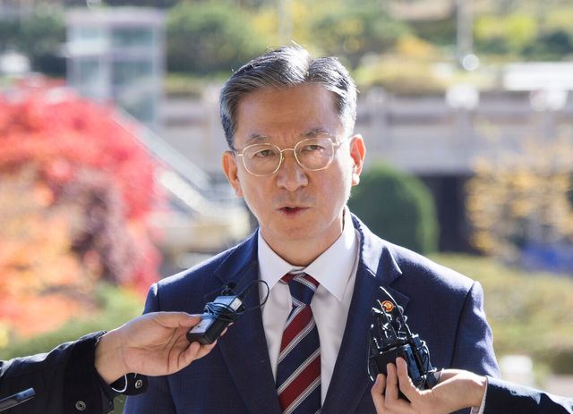 법무부 정성호 장관이 10일 오전 경기 과천시 법무부 청사로 출근길에서 검찰의 '대장동 항소 포기' 결정과 관련해 취재진 질문에 응하고 있다. [사진제공=뉴시스]