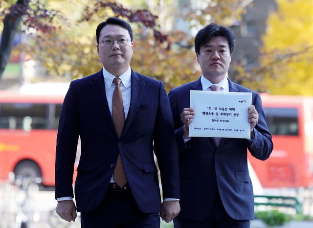 천하람 개혁신당 원내대표(왼쪽)와 김연기 법률자문위원장이 10.15 부동산 대책 취소소송 소장 및 효력정지 신청서를 접수하기 위해 11일 오전 서울 서초구 행정법원으로 향하고 있다.&nbsp;<br>