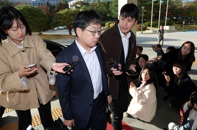 대장동 사건 항소 포기를 두고 검찰 조직 내부에서 거센 반발이 이어지고 있는 가운데 노만석 검찰총장 직무대행이 10일 오전 서울 서초구 대검찰청으로 출근하고 있다. [사진제공=뉴시스]