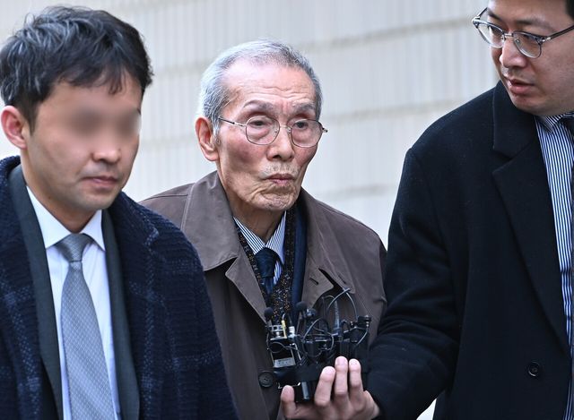 원로 배우 오영수 씨가 지난해 3월 경기도 성남시 수원지방법원 성남지원에서 열린 1심 선고 공판에서 징역형 집행유예를 너고 받은 후 법원을 나서고 있다. [사진 제공=뉴시스]
