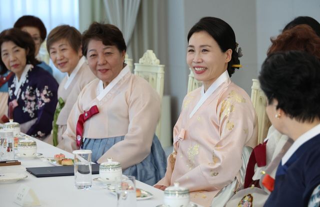 김혜경 여사가 6일 서울 용산 대통령실 청사에서 열린 재일본대한민국부인회 차담회에 참석해 있다. [사진제공=대통령실통신사진기자단]