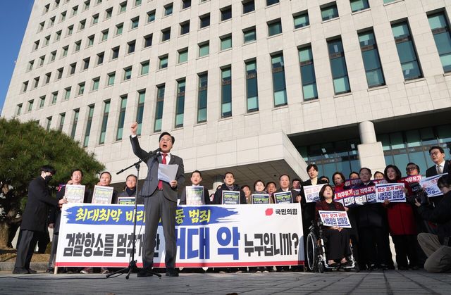 국민의힘 송언석 원내대표가 11일 오전 서울 서초구 대검찰에서 진행된 검찰의 대장동 개발 비리사건 항소 포기 관련 긴급 현장 규탄대회에서 발언하고 있다. [사진제공=뉴시스]<br>