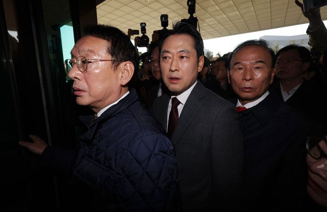 국민의힘 장동혁 대표와 송언석 원내대표 등 의원들이 11일 오전 서울 서초구 대검찰청 앞에서 대장동 사건 항소 포기 규탄대회를 끝낸 뒤 항의 방문하고 있다. [사진제공=뉴시스]