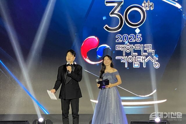 12일 오후 부산 벡스코에서 열린 ‘2025 대한민국 게임대상’에 사회를 맡은 전용준 캐스터와 최시은 아나운서가 시상식을 진행하고 있다. ⓒ투데이신문