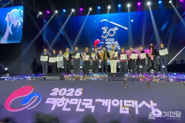 12일 부산 벡스코에서 열린 ‘2025 대한민국 게임대상’에서 수상자들이 기념사진을 촬영하고 있다. ⓒ투데이신문