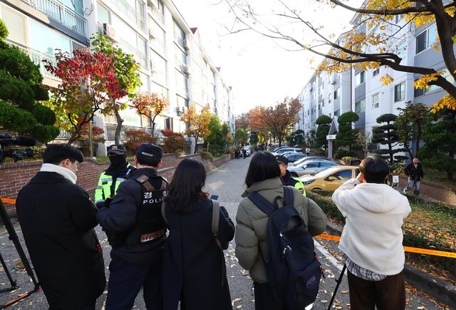 12·3 비상계엄 관련 내란·외환 혐의를 수사하는 특별검사팀이 12일 내란 선전·선동 혐의를 받는 황교안 전 국무총리에 대한 체포영장 집행을 시도한 가운데 서울 용산구 이태원동 황교안 전 국무총리 자택 앞에서 취재진이 대기하고 있다. [사진제공=뉴시스]<br>