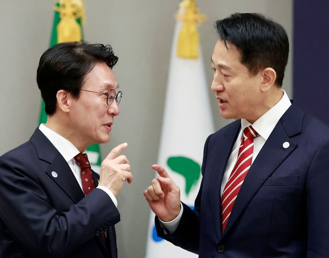 김민석 국무총리(왼쪽) 와 오세훈 서울시장이 12일 서울 용산 대통령실 청사에서 진행된 중앙지방협력회의에서 이야기를 나누고 있다. [사진제공=뉴시스]<br>