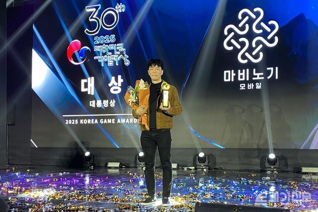 12일 부산 벡스코에서 열린 ‘2025 대한민국 게임대상’에서 대상을 수상한 넥슨 데브캣 김동건 대표가 기념사진을 촬영하고 있다. ⓒ투데이신문