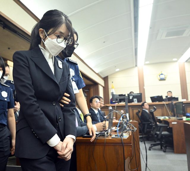 도이치모터스 주가조작, 통일교 청탁·뇌물 수수 의혹 혐의 등으로 구속기소 된 김건희 여사가 9월 24일 오후 서울 서초구 서울중앙지방법원에서 열린 첫 재판에 출석하고 있다. [사진제공=뉴시스]