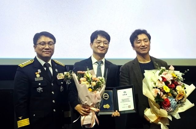 지난 9일 ‘소방의 날’ 행사에서 (왼쪽부터) 용인서부소방서 김중양 서장, GS칼텍스 Mobility & Marketing 기획부문 조도현 상무, Network Value-up팀 전지훈 팀장이 기념촬영을 하고 있다. [사진=GS칼텍스]