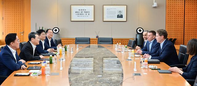 사진 왼쪽부터 LG디스플레이 정철동 CEO, LG전자 조주완 CEO, LG에너지솔루션 김동명 CEO, LG이노텍 문혁수 CEO, 메르세데스-벤츠 R&D 코리아 컬삿 카르탈 센터장, 메르세데스-벤츠 코리아 마티아스 바이틀 CEO, 메르세데스-벤츠 올라 칼레니우스 회장, 메르세데스-벤츠 이다 볼프 기업본부 총괄. [사진=LG전자]