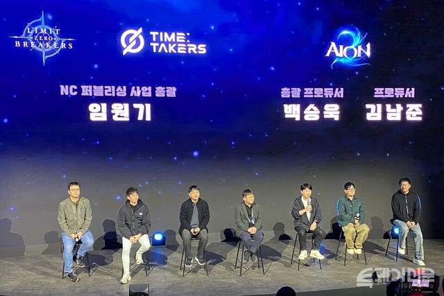 엔씨소프트가 13일 오전 자사 부스에서 개최한 ‘오프닝 세션’에 질의응답을 진행하고 있다. 왼쪽부터 배재현 총괄 프로듀서, 황성진 프로듀서, 임원기 퍼블리싱 사업 총괄, 백승욱 총괄 프로듀서, 김남준 프로듀서, 이성구 총괄 프로듀서, 최홍영 프로듀서. ⓒ투데이신문