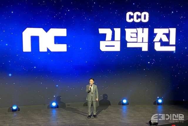 엔씨소프트 김택진 최고창의력책임자(CCO)가 13일 오전 부산 벡스코 제1전시장 자사 부스에서 열린 ‘오프닝 세션’에 발표를 진행하고 있다. ⓒ투데이신문