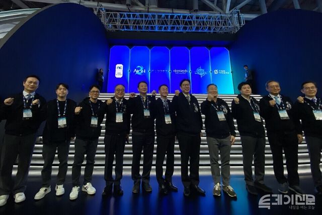 박형준 부산시장을 비롯한 행사 관계자들이 13일 오전 부산 벡스코 제1전시장에서 ‘지스타 2025’ 개막식 후 엔씨소프트 부스 앞에서 기념 사진을 촬영하고 있다. ⓒ투데이신문