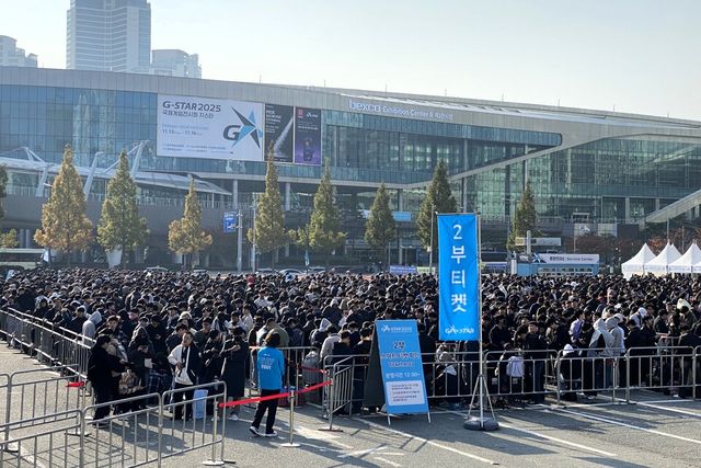 14일 오전 부산 벡스코에서 열린 ‘지스타 2025’ 현장에 관람객들이 입장 전 대기 줄을 서고 있다. ⓒ투데이신문