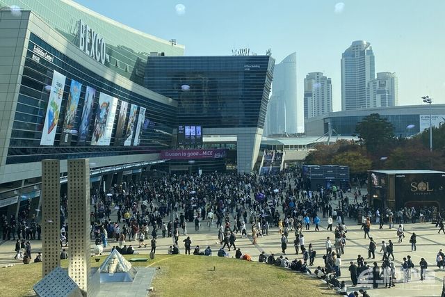 부산 벡스코에서 열린 ‘지스타 2025’ 야외 광장이 관람객들로 붐비고 있다. ⓒ투데이신문