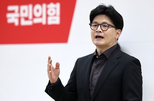 한동훈 전 국민의힘 대표가 지난 5월 1일 제21대 대통령 선거 국민의힘 경선 후보로서 대구 수성구 국민의힘 대구시당에서 열린 당직자 간담회에 참석한 모습. [사진제공=뉴시스]