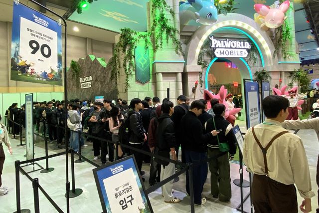 부산 벡스코에서 열린 ‘지스타 2025’ 크래프톤 ‘팰월드 모바일’ 부스에 관람객들이 대기 줄을 서고 있다. ⓒ투데이신문
