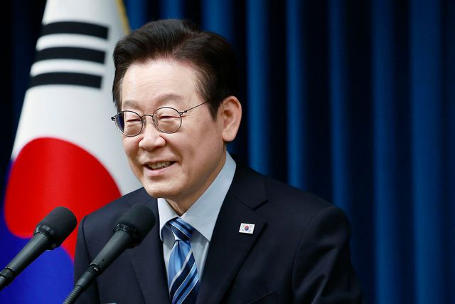 이재명 대통령이 14일 서울 용산 대통령실에서 한·미 간 관세·안보 합의를 문서화하는 ‘조인트 팩트시트(Joint Fact Sheet·공동 설명자료)’관련 발표를 마친 뒤 질문에 답변하고 있다. [사진제공=뉴시스]