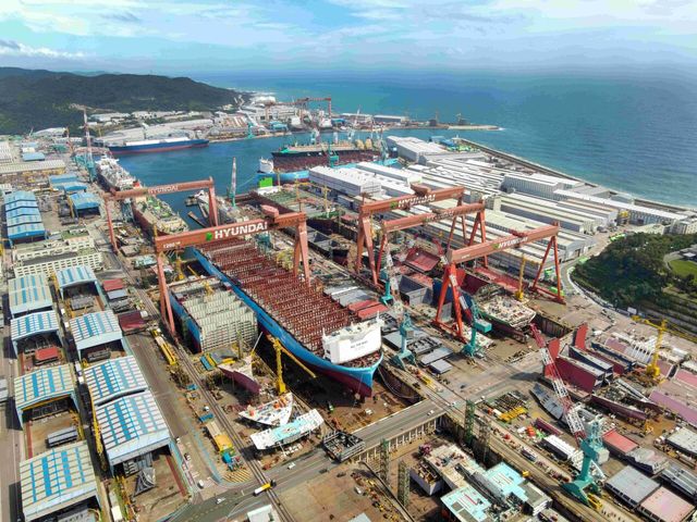 한미 정부는 14일 팩트시트를 통해 1500억달러 규모의 조선 분야 투자 펀드를 조성하기로 하고 미국 함정과 상선을 한국에서 건조할 수 있도록 하는 내용에 합의했다. 이에&nbsp;HD현대그룹은 환형의 입장을 내고&nbsp;미국 조선 부흥 프로젝트인 '마스가(MASGA·미국 조선업을 다시 위대하게)' 추진에 박차를 가하겠다고 밝혔다. 사진은&nbsp;HD현대중공업 울산 본사 야드 전경. [사진제공=뉴시스]<br>