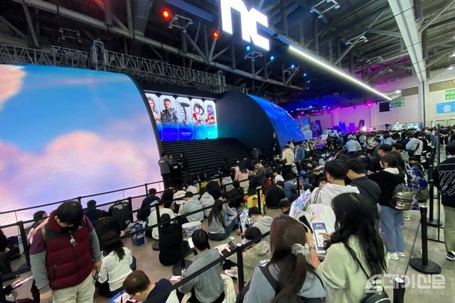 부산 벡스코에서 열린 ‘지스타 2025’ 엔씨소프트 부스에 관람객들이 입장 대기 중에 각자 스마트폰으로 게임을 하며 순서를 기다리고 있다. ⓒ투데이신문