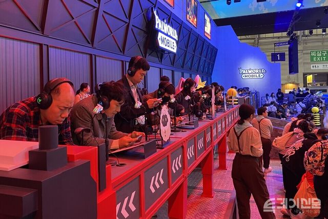 14일 오전 부산 벡스코 BTC관에 마련된 크래프톤 부스에서 방문객들이 ‘팰월드 모바일’을 시연하고 있다. ⓒ투데이신문