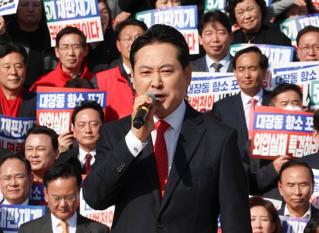 국민의힘 장동혁 대표가 지난 12일 서울 여의도 국회의사당 본관 앞 중앙계단에서 진행된 ‘대장동 일당 7400억 국고 환수 및 검찰 항소포기 외압 규탄대회’에서 발언하고 있는 모습. [사진제공=뉴시스]