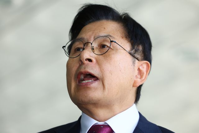 &nbsp;내란 선전·선동 혐의로 체포된 황교안 전 국무총리가 지난 12일 오전 서울 서초구 서울고등검찰청에 마련된 내란 특검 사무실에 도착해 자신의 입장을 밝히고 있다. [사진제공=뉴시스]<br>