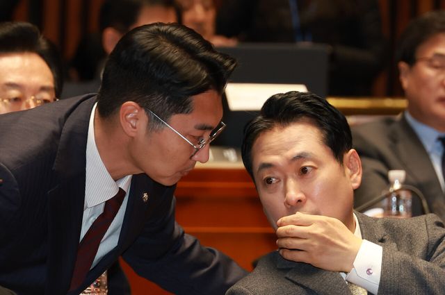 국민의힘 장동혁 대표가 지난 13일 서울 여의도 국회에서 개최된 의원총회에서 박준태 당대표 비서실장과 귓속말을 하고 있다. [사진제공=뉴시스]