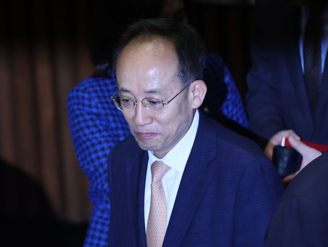 국민의힘 추경호 의원이 지난 13일 진행된 제429회 국회(정기회) 제12차 본회의 참여를 위해 회의장에 입장하고 있다. [사진제공=뉴시스]<br>