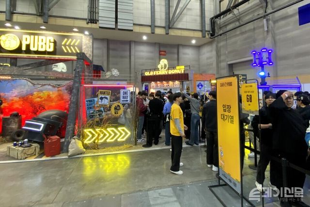 14일 오전 부산 벡스코 제1전시장 BTC관 크래프톤 부스에 마련된 체험형 휴게공간 ‘카페 펍지’에서 방문객들이 줄을 서고 있는 가운데, 대기 시간이 60분 이상 소요된다는 안내판이 설치돼 있다. ⓒ투데이신문