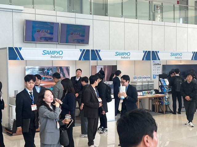 삼표그룹이 지난 5일부터 7일까지 사흘간 여수엑스포 컨벤션센터에서 열린 ‘2025 한국콘크리트학회 학술대회’에서 부스를 마련해 친환경·고성능 특수 제품들을 참관객들에게 공유했다. [사진=삼표그룹]