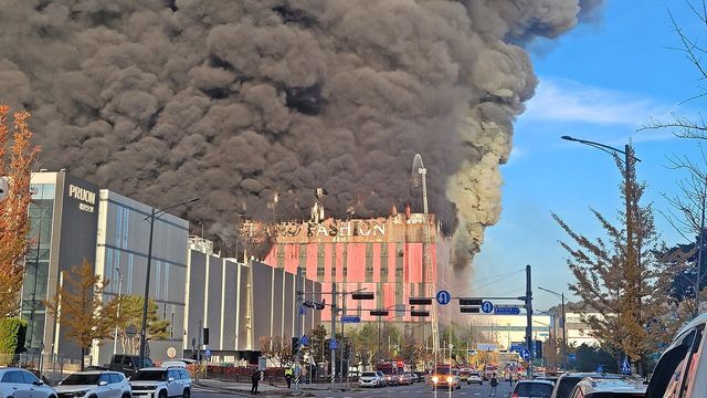 15일 오전 6시께 충남 천안시 동남구 풍세면 용정리에 위치한 이랜드패션물류센터 상층부에서 화재가 발생해 검은 연기가 건물을 뒤덮은 가운데, 소방대원들이 불을 끄기 위해 소방호스로 물을 뿌리고 있다. [사진=뉴시스]