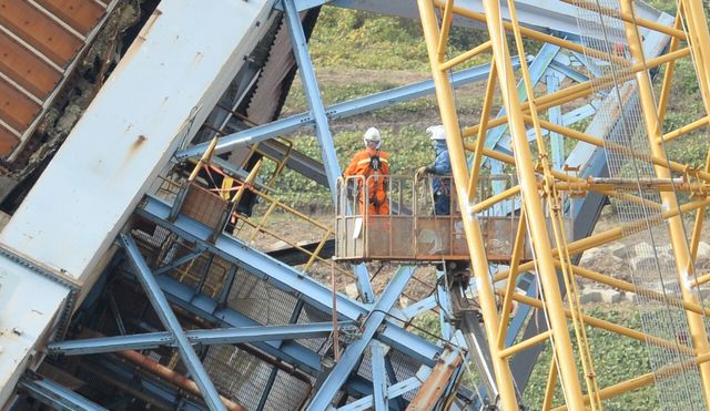 지난 12일 울산 남구 울산화력발전소 보일러 타워 5호기 붕괴 사고 현장에서 소방당국과 관계자들이 매몰자 구조작업을 하고 있다. [사진=뉴시스]