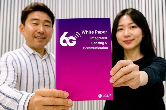 LG유플러스 모델이 6G 백서 표지를 선보이고 있다. [사진=LG유플러스]