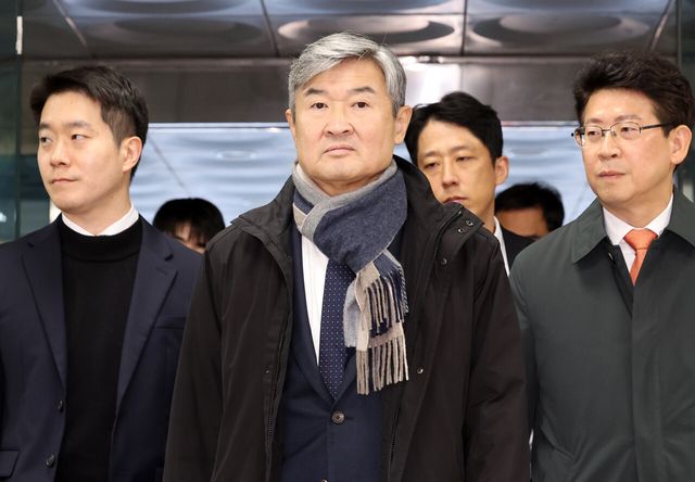 조태용 전 국가정보원장이 11일 오전 서울 서초구 서울중앙지방법원에서 열린 구속 전 피의자 심문(영장실질심사)에 출석하고 있다. 조 전 원장은 국가정보원법상 정치 관여 금지 위반, 직무 유기, 위증, 증거인멸, 허위 공문서 작성 및 허위 작성 공문서 행사, 국회에서의 증언·감정 등에 관한 법률 위반 등 혐의를 받는다. [사진제공=뉴시스]