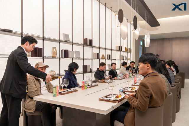 지난 15일 서울 강남구 대치동 자이갤러리에서 진행된 ‘자이안 데이’에서 행사 참석자들이 와인 시음회를 진행하고 있다. [사진=GS건설]