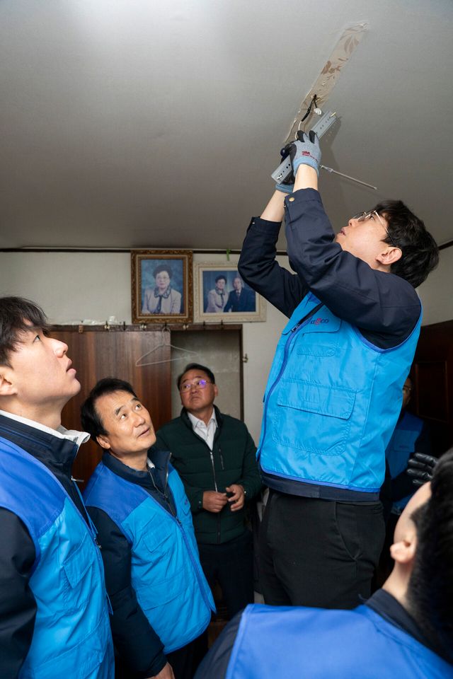 한국전기안전공사 남화영 사장(왼쪽 두 번째)과 1004봉사단 관계자들이 17일 국가유공자 가정의 전기설비 개선 작업을 하고 있다. [사진=한국전기안전공사]