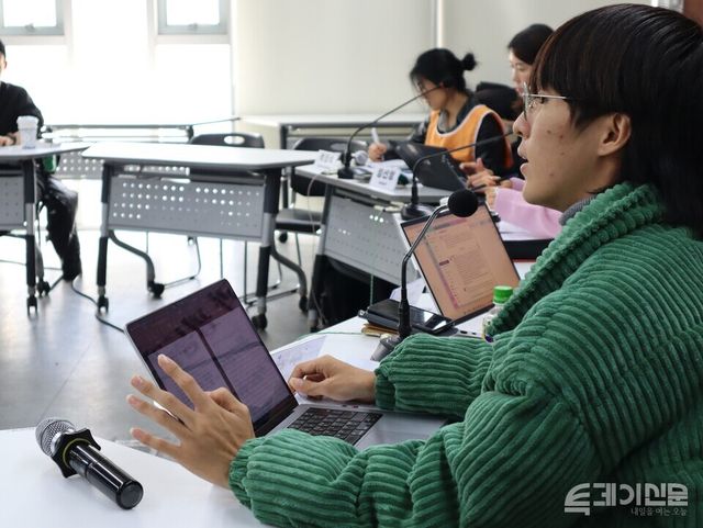 시민주도 헌법개정 전국 네트워크가 18일 오후 2시 서울 참여연대 아름드리홀에서 연속토론회 ‘라운드테이블: 소수자 인권과 평등권을 위한 헌법개정 과제’를 개최해 진행했다. 토론회에서 청소년인권행동 아수나로 수영 활동가가 발언하고 있다. ⓒ투데이신문<br>