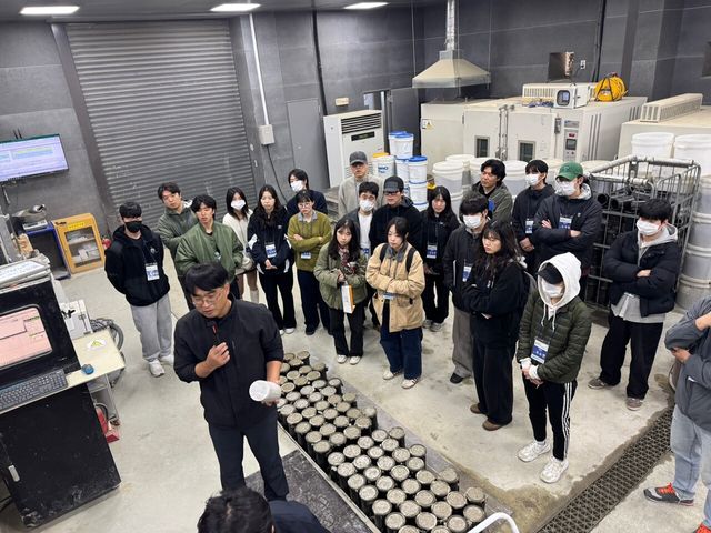 지난 6일 경기도 화성시 소재 삼표산업 기술연구소(S&I 센터)에서 한양대 건축학과 학생들이 콘크리트 제작 과정을 체험하고 있다.