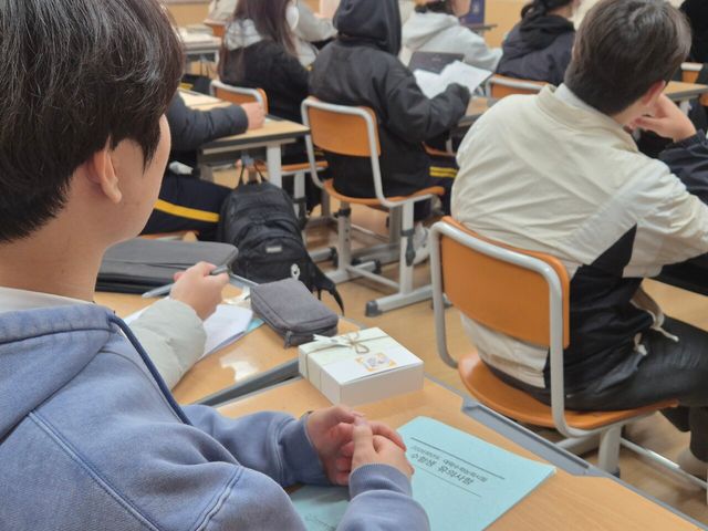 2026학년도 대학수학능력시험 예비소집일인 지난 12일 울산 중구 약사고 3학년 5반 교실에서 수험생들이 수능 유의사항을 고지받고 있다. [사진제공=뉴시스]