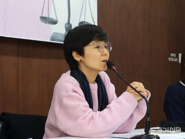 시민주도 헌법개정 전국 네트워크가 18일 오후 2시 서울 참여연대 아름드리홀에서 연속토론회 ‘라운드테이블: 소수자 인권과 평등권을 위한 헌법개정 과제’를 개최해 진행했다. 토론회에서 참여연대 이지현 사무처장이 발언하고 있다. ⓒ투데이신문<br>