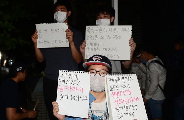 2016년 5월 22일 오후 서울 강남구 서울지하철 2호선 강남역 10번 출구에 ‘강남 묻지마 살인사건’의 성격을 두고 시민들이 피켓을 든 채 대치하고 있다. [사진제공=뉴시스]