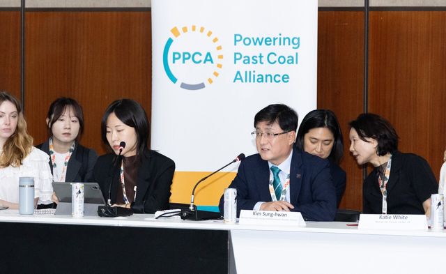 기후에너지환경부 김성환 장관이 지난 17일(현지시간) 브라질 벨렝에서 열리고 있는 제30차 유엔기후변화협약 당사국총회(COP30) 부대행사로 열린 '청정에너지 전환 가속화 이니셔티브'에 참석해 탈석탄동맹(PPCA) 동참 선언을 하고 있다. [사진 제공=기후에너지환경부]