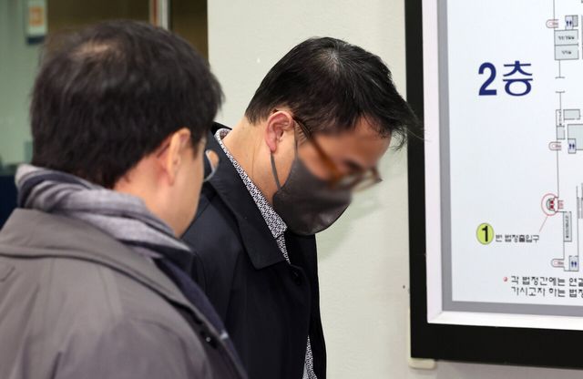 윤석열 전 대통령의 부인 김건희 여사의 오빠인 김진우씨가 19일 오전 서울 서초구 서울중앙지방법원에서 열린 구속 전 피의자 심문(영장실질심사)에 출석하고 있다. [사진제공=뉴시스]<br>