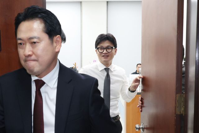 지난해 12월 11일 당시 대표였던 한동훈 전 대표가 서울 여의도 국회 당대표실 안에서 장동혁 등 의원들을 배웅하고 있다. [사진제공=뉴시스]