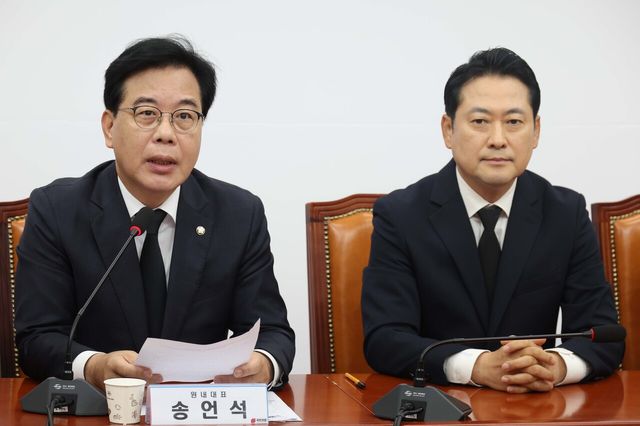 국민의힘 송언석 원내대표(왼쪽)와 장동혁 대표가 13일 서울 여의도 국회에서 진행된 최고위원회의에 참석해 있다. [사진제공=뉴시스]