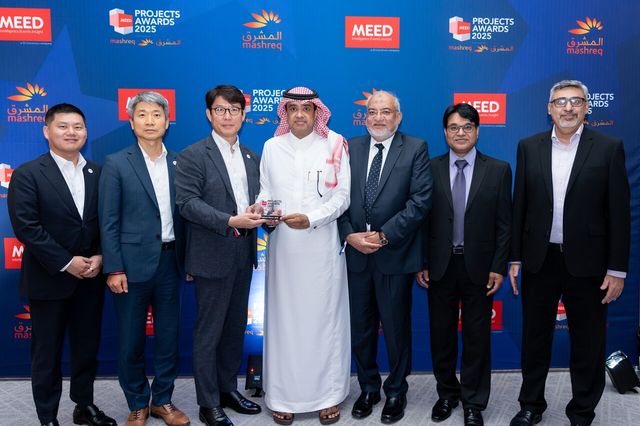 지난 19일(현지시간) UAE 두바이에서 진행된 ‘MEED 프로젝트상’ 시상식에서 삼성E&A APOC 프로젝트 관계자들이 기념촬영을 하고 있다. [사진=삼성E&A]<br>